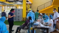 Hà Nội lấy mẫu xét nghiệm sàng lọc ca nhiễm SARS-CoV-2. Ảnh: TTXVN.