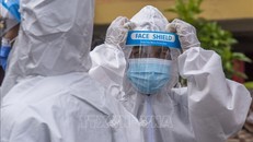 Nhân viên trong trang phục bảo hộ làm công việc khử trùng nhằm ngăn chặn sự lây lan của dịch COVID-19 tại khu vực ngoại ô Kuala Lumpur, Malaysia . Ảnh: THX/TTXVN