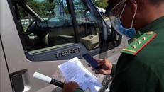 Kiểm tra giấy đi đường bằng cách quét mã QR Code trên giấy đi đường của các doanh nghiệp tại Đà Nẵng. Ảnh: Trần Lê Lâm/TTXVN