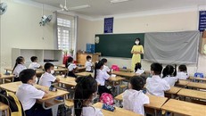 Các em học sinh Trường Tiểu học Cao Văn Ngọc, huyện Côn Đảo (tỉnh Bà Rịa - Vũng Tàu) bước vào buổi học đầu tiên năm học 2021-2022. Ảnh minh họa: TTXVN phát