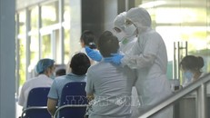 Lấy mẫu xét nghiệm sàng lọc SARS-CoV-2 cho bệnh nhân, người nhà tại Bệnh viện Việt Đức. Ảnh: TTXVN