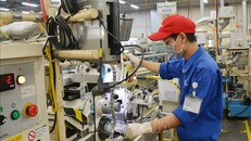 Công nhân làm việc trong ngày đầu thực hiện nới lỏng giãn cách xã hội tại Khu Công nghiệp Linh Trung 1. Ảnh: Hồng Pha/TTXVN phát.