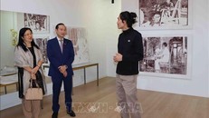 Họa sĩ Thi Nguyễn giới thiệu tranh với Đại sứ Việt Nam tại Vương quốc Bỉ Nguyễn Văn Thảo và phu nhân.