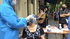 Lấy mẫu xét nghiệm cho người dân sàng lọc ca nhiễm SARS-CoV-2. Ảnh: TTXVN