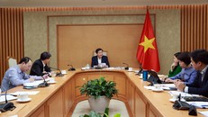 Phó Thủ tướng Lê Minh Khái đã họp nghe báo cáo về tình hình quản lý giá test, kít xét nghiệm virus SARS-CoV-2, giá dịch vụ y tế, giá dịch vụ xét nghiệm virus SARS-CoV-2. Ảnh VGP/ Đình Nam