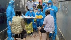 Lấy mẫu xét nghiệm các hộ dân có liên quan đến ca mắc COVID-19. Ảnh tư liệu: An Đăng/TTXVN