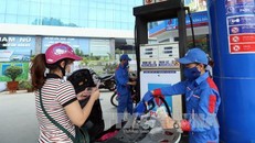 Xăng dầu tăng giá. Ảnh: TTXVN.