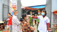 Chốt phòng, chống dịch với cán bộ y tế, công an kiểm tra thân nhiệt cho người dân trước khi vào chợ tại huyện Hoa Lư (Ninh Bình). Ảnh: Minh Đức/TTXVN