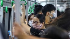 Dòng người chen chúc lên tàu trên cao Cát Linh - Hà Đông. Ảnh: Tuấn Đức/TTXVN