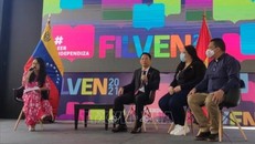 Đại sứ Việt Nam tại Venezuela Lê Viết Duyên và các khách mời tham gia buổi giới thiệu về văn học Việt Nam. Ảnh: TTXVN phát