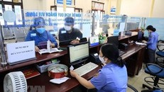 Hành khách mua vé tàu tại ga Hà Nội. (Ảnh: Thành Đạt/TTXVN)