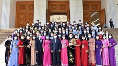 Các nhà giáo chụp ảnh cùng Thủ tướng Chính phủ Phạm Minh Chính. (Ảnh: PV)