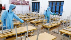 Khử khuẩn lớp học để học sinh đến trường được an toàn. Ảnh: TTXVN