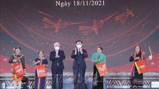 Chủ tịch Quốc hội Vương Đình Huệ và Chủ tịch Ủy ban Trung ương Mặt trận Tổ quốc Việt Nam Đỗ Văn Chiến trao quà cho các đại biểu dân tộc tại Làng Văn hóa. Ảnh: Doãn Tấn/TTXVN