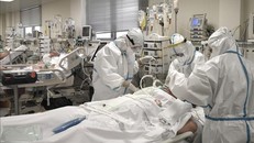 Điều trị cho bệnh nhân nhiễm COVID-19 tại bệnh viện ở ngoại ô Athens, Hy Lạp. Ảnh tư liệu: AFP/TTXVN