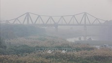 Sương mù dày đặc cùng bụi bẩn ô nhiễm không khí tại khu vực cầu Long Biên, Hà Nội, ngày 17/11/2021. Ảnh: Thành Đạt/TTXVN