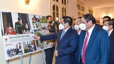 Thủ tướng Phạm Minh Chính và các đại biểu tham quan trưng bày ảnh các tác phẩm đoạt giải. Ảnh VGP/Nhật Bắc