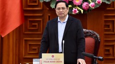 Thủ tướng Phạm Minh Chính:Trước mắt, tập trung chăm lo, bảo đảm cuộc sống người dân sau mưa lũ, không để người dân thiếu ăn, thiếu mặc, “màn trời, chiếu đất”. Ảnh: VGP/Nhật Bắc