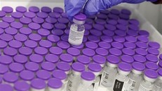 Vaccine ngừa COVID-19 của Pfizer/BioNTech. (Ảnh: AFP/TTXVN)