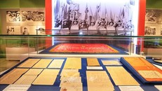 Các hiện vật được trưng bày tại triển lãm. Ảnh: Tuấn Anh/TTXVN