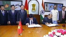 Chủ tịch Quốc hội Vương Đình Huệ và Chủ tịch Hạ viện Ấn Độ Om Birla chứng kiến Lễ ký. Ảnh: Doãn Tấn/TTXVN