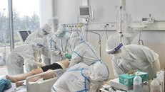 Bác sỹ tại Bệnh viện Hồi sức COVID-19 TP.HCM điều trị cho bệnh nhân COVID-19 nặng. (Ảnh: TTXVN phát)