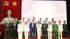 Chủ tịch UBND tỉnh Võ Trọng Hải chúc mừng, chụp ảnh lưu niệm với các đồng chí được điều động, bổ nhiệm, biệt phái.