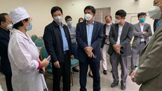 Đoàn các chuyên gia của Bệnh viện Bạch Mai khảo sát thực trạng các trạm y tế lưu động địa bàn quận Đống Đa. Ảnh: BV.