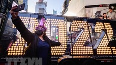 Người dân chụp ảnh chào đón Năm mới trên Quảng trường Thời đại ở New York, Mỹ, ngày 20/12/2021. (Ảnh: AFP/TTXVN)