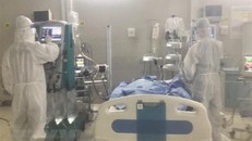 Bác sỹ, điều dưỡng của Bệnh viện Thanh Nhàn điều trị cho bệnh nhân COVID-19. (Ảnh: TTXVN phát)