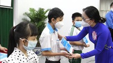 Phó Chủ tịch UBND tỉnh Vĩnh Long Nguyễn Thị Quyên Thanh trao quà cho trẻ em có cha, mẹ mất do COVID-19 tỉnh Vĩnh Long, ngày 6/11/2021. Ảnh: Lê Thúy Hằng/TTXVN
