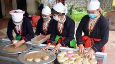 Người Dao xã Cẩm Liên, huyện Cẩm Thủy, Thanh Hóa nặn bánh để sử dụng trong lễ đón tết năm cùng. Ảnh: Nguyễn Nam/TTXVN