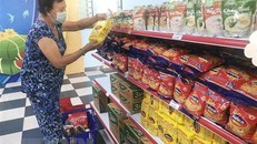 Siêu thị mini Tết 0 đồng có gần 50 mặt hàng thiết yếu được bán với giá bình ổn thị trường. (Ảnh: Mỹ Phương/TTXVN)