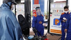 Xăng, dầu đồng loạt tăng giá từ 15 giờ ngày 11/1. Ảnh: TTXVN.