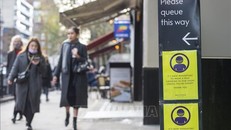 Một biển báo yêu cầu người dân đeo khẩu trang để phòng dịch COVID-19 tại London, Anh. Ảnh: THX/TTXVN