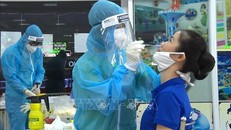 Lấy mẫu xét nghiệm sàng lọc ca nhiễm SARS-CoV-2. Ảnh: TTXVN