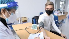 Khu vực khám sàng lọc trước tiêm tại điểm tiêm chủng mùa Xuân quận Hai Bà Trưng ngày 5/2. (Ảnh: Minh Quyết/TTXVN)