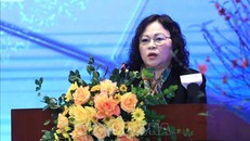 Thứ trưởng Bộ Giáo dục Ngô Thị Minh thông tin về mở cửa trường học trở lại. Ảnh: Hoàng Hiếu/TTXVN