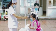 Đảm bảo an toàn phòng dịch cho trẻ khi đi học trở lại. Ảnh: TTXVN