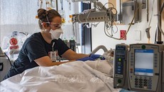 Nhân viên y tế điều trị cho bệnh nhân COVID-19 tại Worcester, Massachusetts (Mỹ) ngày 4/1/2022. Ảnh: AFP/TTXVN