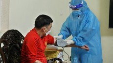 Theo dõi sức khỏe cho F0 điều trị tại nhà. Ảnh: TTXVN