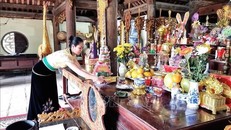 Người dân tới thăm Đền thờ Vua Lê Lợi, ở xã Lê Lợi, huyện Nậm Nhùn, tỉnh Lai Châu ngày đầu năm với mong muốn cầu cho năm mới sức khỏe dồi dào, vạn sự an khang.