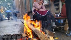 Một số người đốt lửa sưởi ấm dưới thời tiết lạnh. (Ảnh: Tuấn Đức/TTXVN)