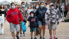 Người dân đeo khẩu trang phòng dịch COVID-19 tại New Jersey, Mỹ. (Ảnh: AFP/TTXVN)