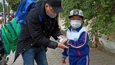 Phụ huynh cần mặc ấm cho con trong ngày giá rét. (Ảnh: Phạm Mai/Vietnam+)