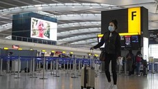 Hành khách tại sân bay Heathrow ở phía tây London, Anh. (Ảnh: AFP/TTXVN)