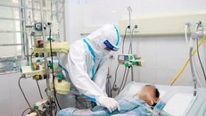 Bác sĩ Bệnh viện Bãi Cháy (Quảng Ninh) điều trị cho bệnh nhân COVID-19. (Ảnh: Thanh Vân/TTXVN)