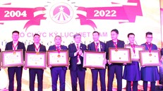 Gốm Đất Việt được trao tặng kỷ niệm chương 'Tinh hoa kỷ lục'