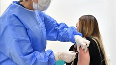 Nhân viên y tế tiêm vaccine phòng COVID-19 cho người dân tại Cailungo, San Marino, Italy. Ảnh: AFP/TTXVN