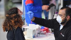 Nhân viên y tế lấy mẫu xét nghiệm COVID-19 cho người dân tại New York, Mỹ. Ảnh: AFP/TTXVN